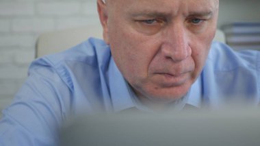 Meşgul ve kendine güvenen işadamı oda ofis içinde Laptop ile çalışma