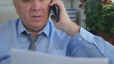 Yöneticisi iş Smartphone için konuşuyor