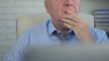 Meşgul ve kendine güvenen işadamı oda ofis içinde Laptop ile çalışma