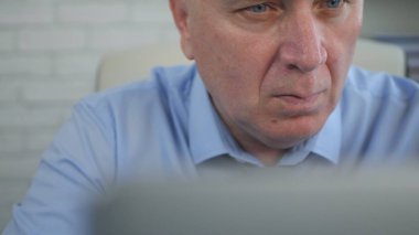 Meşgul ve kendine güvenen işadamı oda ofis içinde Laptop ile çalışma