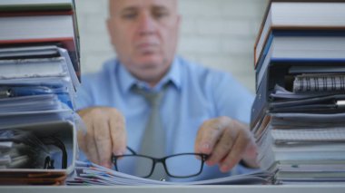 Muhasebe Arşiv odasında çalışma gözlük ile kendine güvenen iş adamı