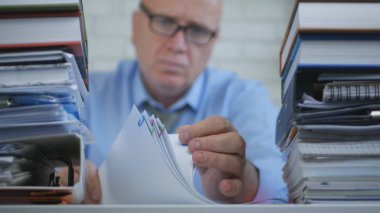 İşadamı muhasebe arşiv belgeleriyle çalışma