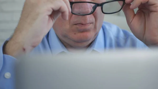 Gerente Preparando Para Trabalhar Com Laptop Coloque Seus Óculos — Fotografia de Stock