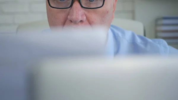 Trabalho Escritório Empresário Trabalhando Com Laptop Leitura Documentos — Fotografia de Stock