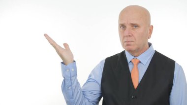 Bir el hareketleri ile hayali bir şey sunmak emin işadamı görüntüsü