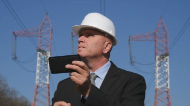 Enerji endüstri mühendisi kullanım cep telefonu bakım faaliyette