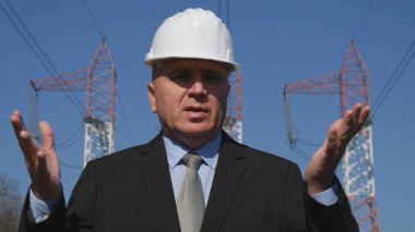 Enerji sanayi konuşmak mühendisi ve bir Tv röportajında Gesticulate