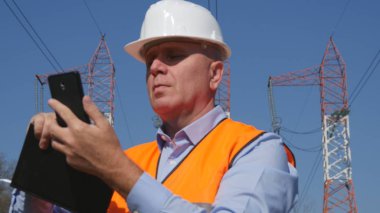 Cep telefonu kullanarak bakım metinde çalışan mühendis