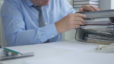 Muhasebe arşiv ofisinde çalışan işadamı görüntüsü