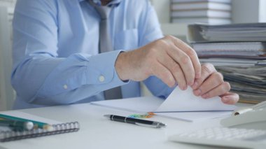 Muhasebe arşiv ofisinde çalışan işadamı görüntüsü