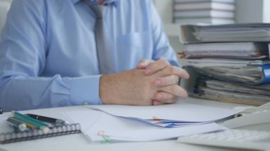 Muhasebe arşiv ofisinde çalışan işadamı görüntüsü