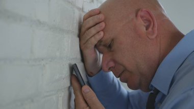 Cep telefonu mesajı hayal kırıklığına arıyor işadamı üzgün