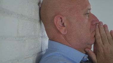 Umutsuz adamın görüntü bir dua hareketleri elinde tutmak