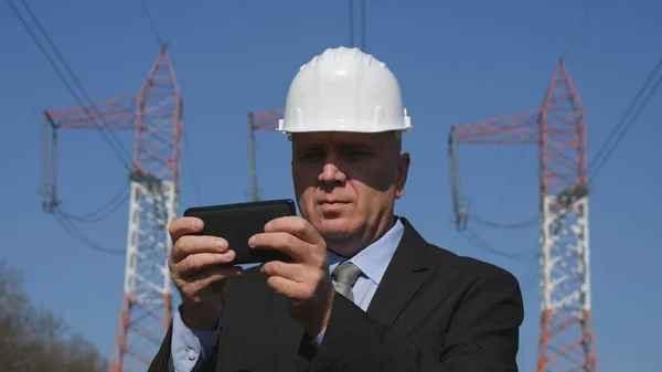 Manager in Energy Industry Text Using a Cell Phone — Stock Photo, Image