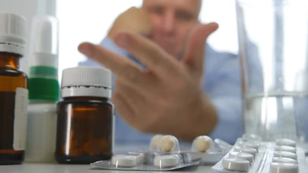Sufrimiento Hombre Comprobación de las píldoras médicas en el estante de la farmacia — Foto de Stock