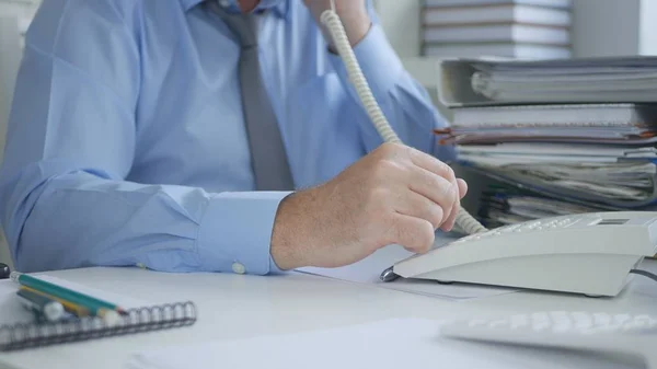Imagem do empresário usando telefone fixo do escritório no arquivo de contabilidade — Fotografia de Stock