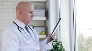 Doktor okuma tıbbi sonuçları ve tedavi reçete--dan bir Clipboard