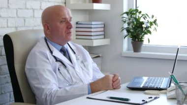 Tıp kabine görüntüde Doktor iyi iş işareti başparmak makyaj