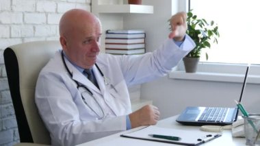 Doktor gülümseyen ve sevmediğim el hareketleri yapma resim