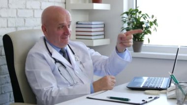 Doktor hastanede kabine için hasta gülümseme seyir ve parmak ile işaret