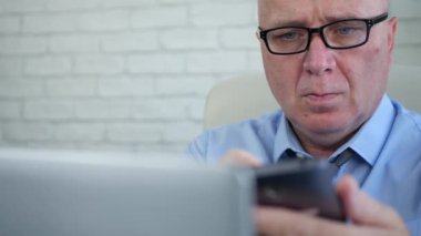 İşadamı cep telefonu kablosuz ağ kullanarak Office metin