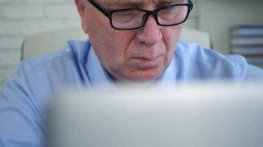 Dizüstü bilgisayarda Office okuma Online iş belgelerinde işadamı