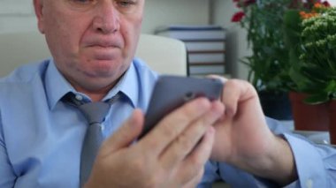 İşadamı Office okuma cep telefonu metin hayal kırıklığına