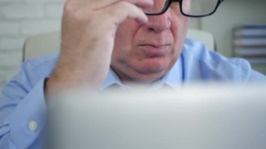 Dizüstü bilgisayarda Office okuma iş belgelerinde işadamı