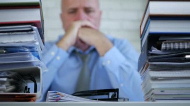 Düşünme endişeli ve hayal kırıklığına işadamı ile bulanık görüntü