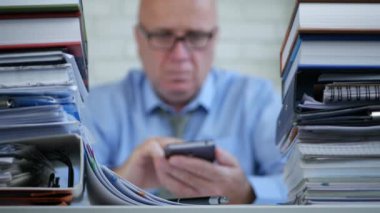 Muhasebe alanında cep telefonu kullanarak işadamı metin ile bulanık görüntü