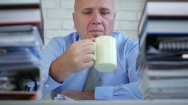 İşadamı muhasebe ofisindeki kahve içme bir duraklama almak