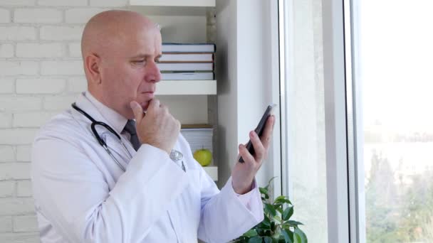Läkare Text Med Hjälp Mobiltelefon Trådlös Kommunikation — Stockvideo