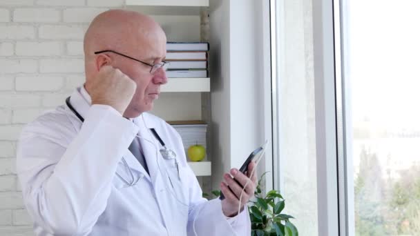 Medico Utilizzando Mani Comunicazione Gratuita Una Conversazione Mobile — Video Stock