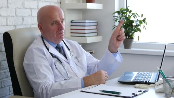 Серйозний Лікар Кабінеті Робить Знак Пальця — стокове відео