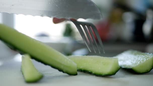 Küchenbild Mit Messer Das Gurkenscheiben Für Einen Frischen Salat Schneidet — Stockvideo