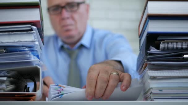 Imagem Desfocada Com Trabalho Escritório Acabamento Empresário Com Documentos — Vídeo de Stock