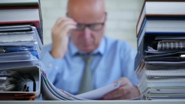 Imagem Desfocada Com Empresário Contratos Leitura Sala Arquivo — Vídeo de Stock