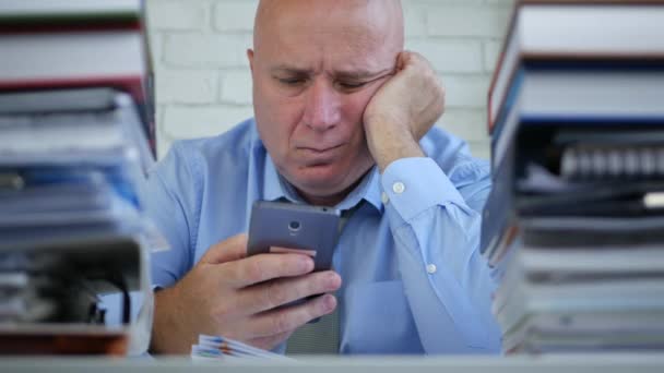 Üzgün Hayal Kırıklığına Işadamı Muhasebe Ofis Cep Telefonu Iletilerini Okuma — Stok video
