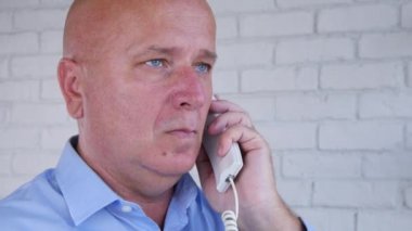 Hayal kırıklığına işadamı deneyin telefon kullanarak bir telefon numarası çevirmeden aramak için