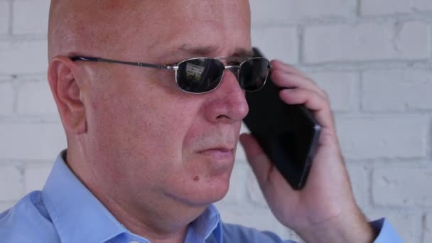 Empresario Decepcionado Con Gafas Sol Negras Trate Hacer Una Llamada — Vídeos de Stock