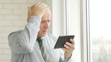 İşadamı görüntü üzgün finansal haber okuma Tablet ve el Upset