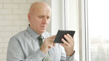 İşadamı görüntü metin elektronik Tablet kullanma