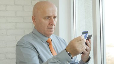 Online kredi kartı ile Smartphone kullanarak alışveriş ödeyerek iş adamı