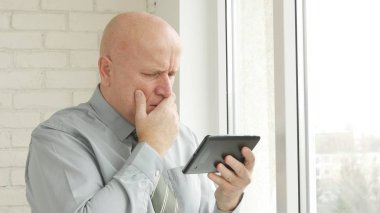 İşadamı görüntü üzgün finansal haber okuma Tablet ve el Upset