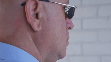 Güneş gözlüğü takıyor kendine güvenen işadamı ile görüntü