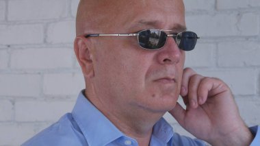 Koruma görüntü iletişim için gizli kulak telefonları kullanarak