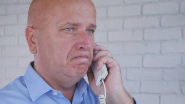 Hayal kırıklığına işadamı Office telefon kullanarak iş konuşuyor