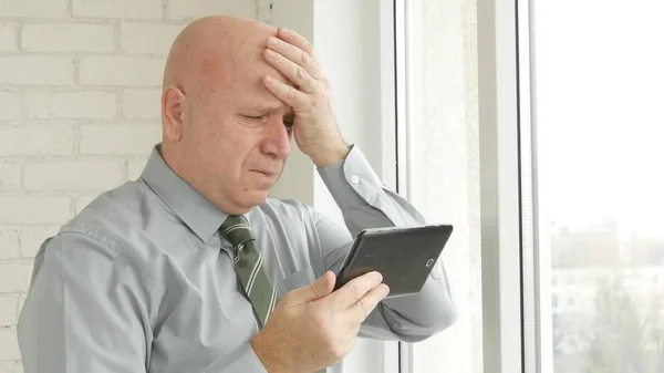 Businessman Image Reading Upset Financial News On Tablet and Gesturing Upset — Stock Photo, Image