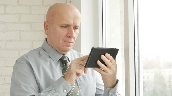 Uomo d'affari Immagine Testo utilizzando Tablet elettronico — Foto Stock