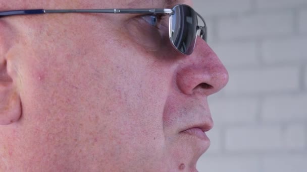 Pewni ochroniarz obrazu na sobie czarne okulary robi bezpieczeństwa pracy — Wideo stockowe